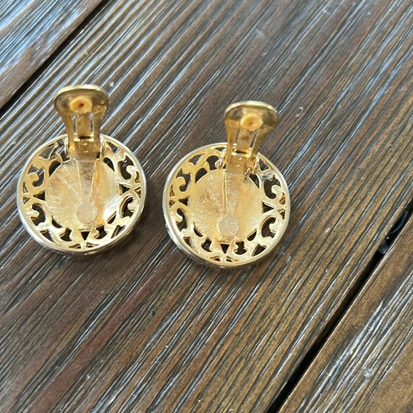 Peach swirl gold scroll large round clip on earrings - Picture 4 of 6